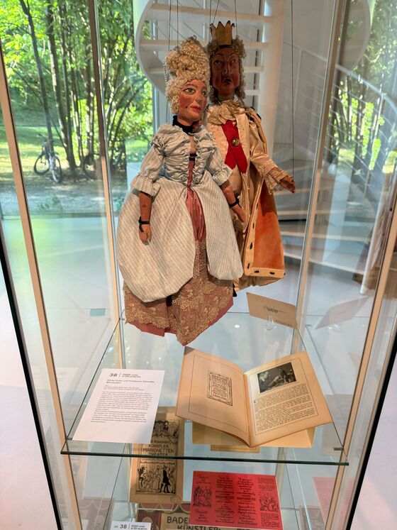 Marionette einer Dame mit Perücke von Ivo Puhonny