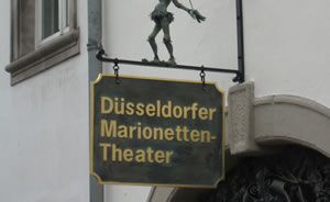 Theaterschild am Eingang des Düsseldorfer Marionettentheaters
