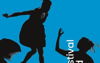 Programmheftcover  des 13. Internationalen Schattentheaterfestivals Schwäbisch Gmünd, auf dem die Silhouetten von tanzenden Menschen vor einer blauen Opera zu sehen sind